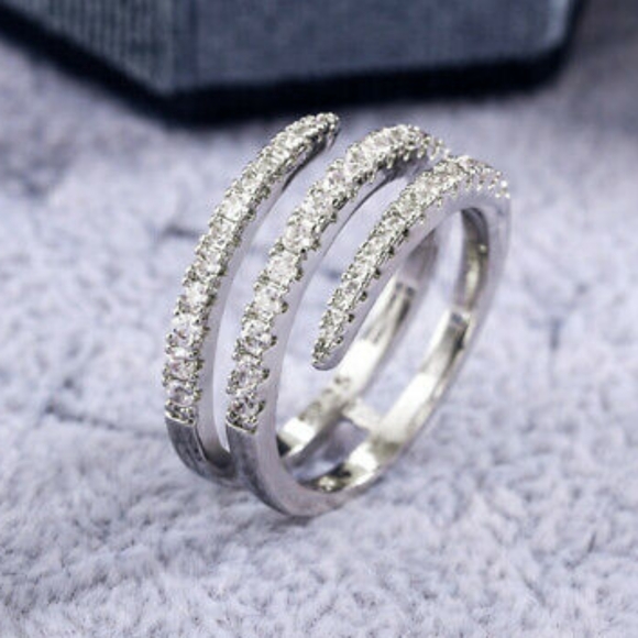 Pretty Silver Three Circle Winding Ring - Picture 3 of 4